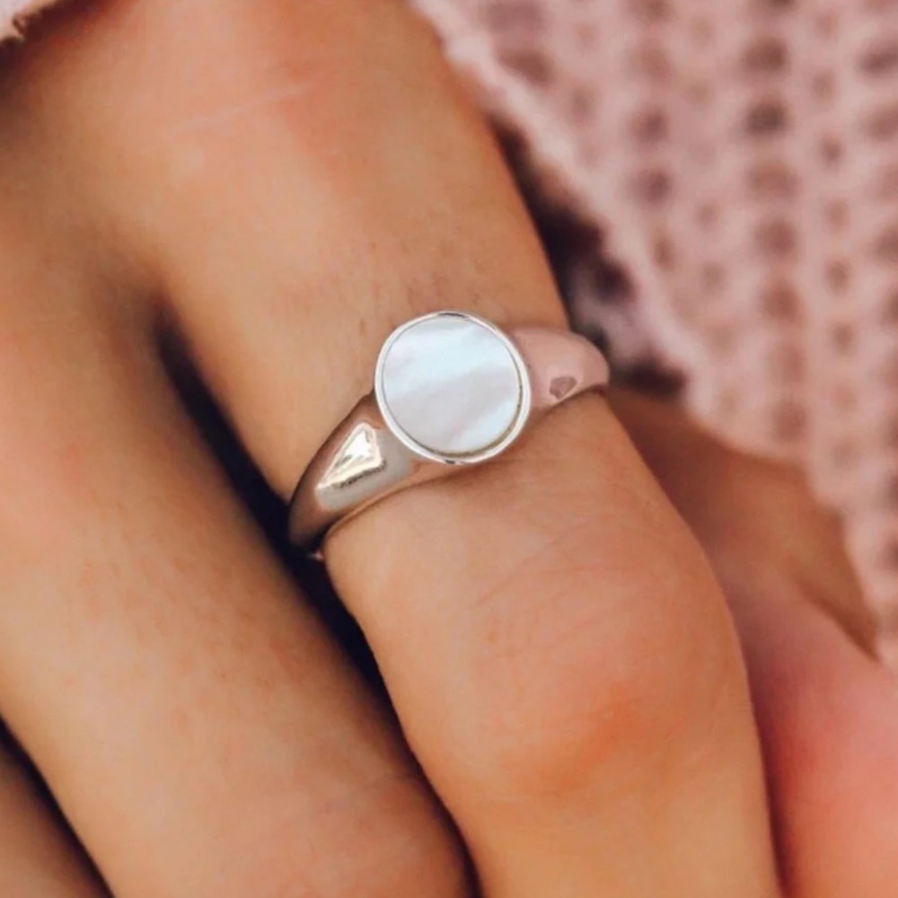 PURA VIDA  size 6 Silver MOTHER OF PEARL SIGNET RING NEW nice find!